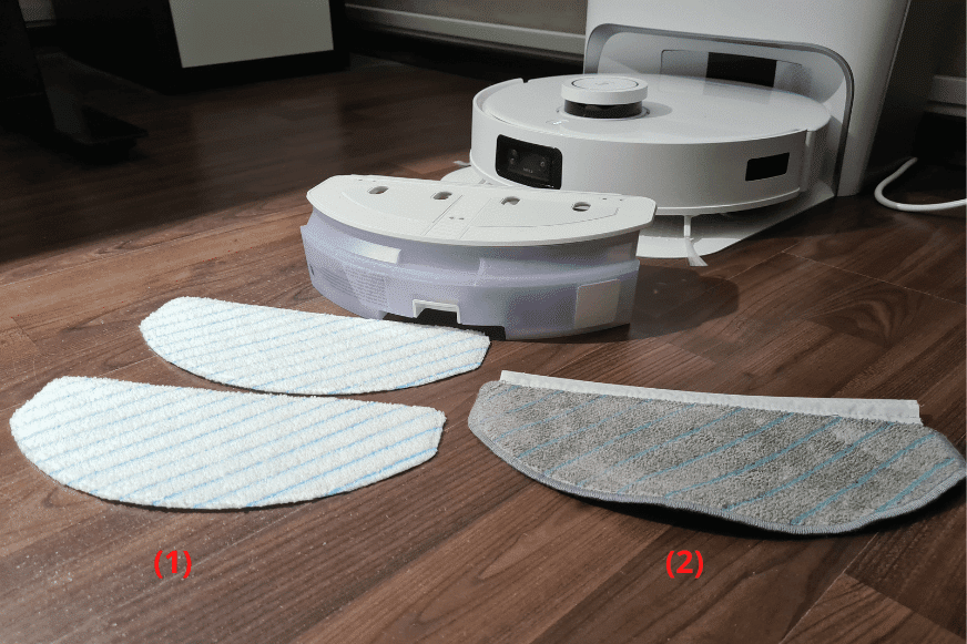 Zwei Einwegwischtücher und das Mehrwegwischtuch des Ecovacs Deebot T10 liegen nebeneinander